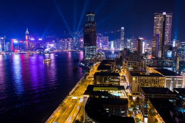 Victoria Harbor, Hong Kong 03 Eylül 2018:-Top Hong Kong şehir görünümünü geceleri