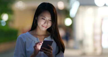 Kadına bak cep telefonu geceleri