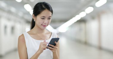 Cep telefonu kullanan kadın