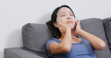 Kağıt maske kullanan kadın