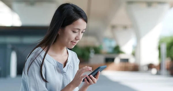 Mulher Usando Telefone Celular Cidade — Fotografia de Stock