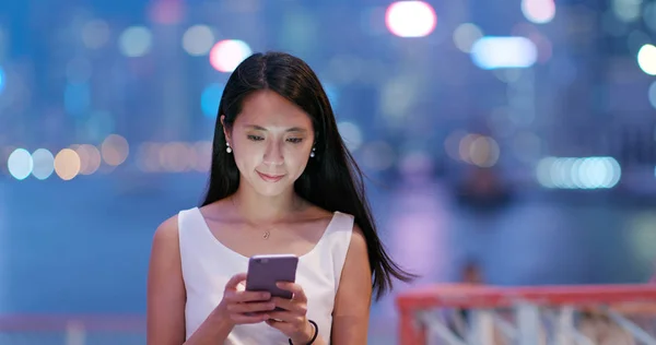 Mujer Usando Teléfono Móvil Ciudad Por Noche — Foto de Stock