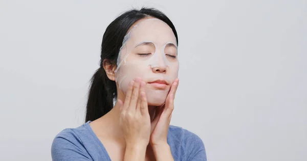 Woman Apply Face Mask — Stock Photo, Image