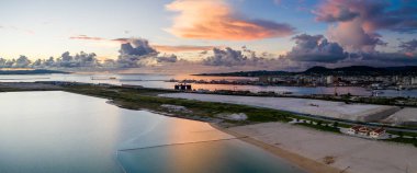 Ishigaki Adası şehir merkezi ve gün batımı
