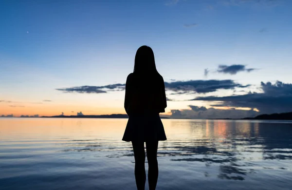 Silhouette Donna Piedi Con Sfondo Del Mare Del Tramonto — Foto Stock