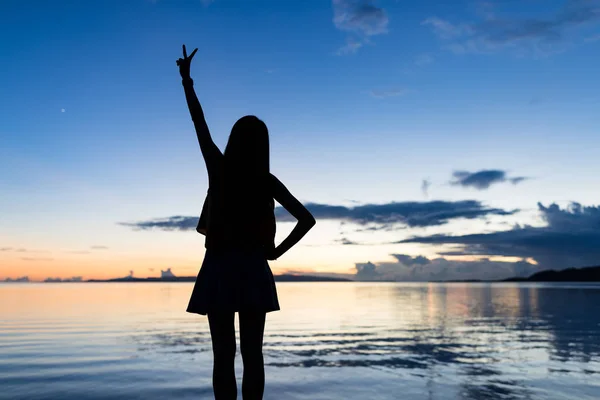 Silhouette Woman Showing Victory Sign Background Sea Sunset — Stock Photo, Image