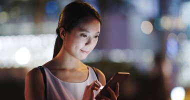 Cep telefonu sipariş taksi için geceleri kullanan kadın