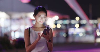 Şehirde cep telefonu kullanan kadın