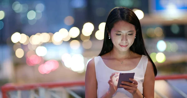 Mujer Usando Teléfono Móvil Línea Por Noche — Foto de Stock