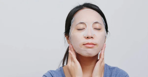 Vrouw Toepassen Papier Gezichtsmasker — Stockfoto