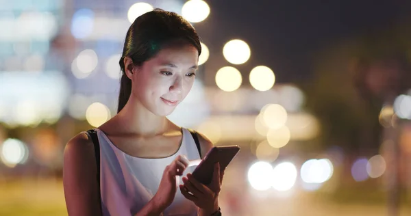 Mulher Usando Telefone Celular Para Táxi Ordem Noite — Fotografia de Stock