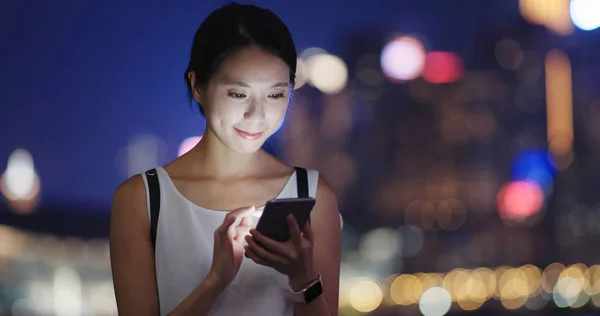 Vrouw Met Mobiele Telefoon Stad — Stockfoto