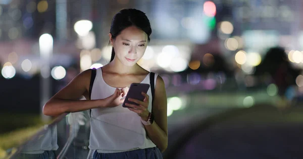 Mulher Usando Telefone Celular Livre — Fotografia de Stock