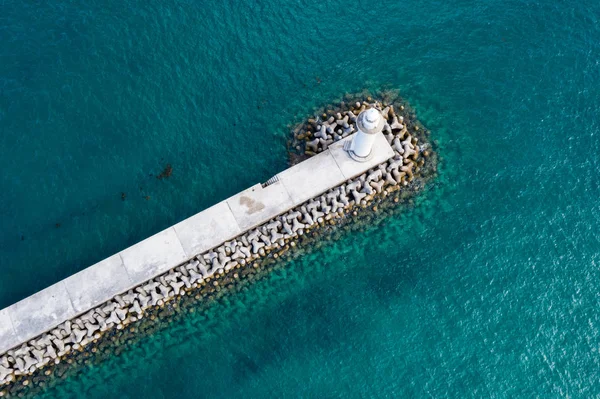 Top Vågbrytaren Och Havet — Stockfoto