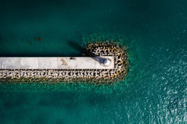 Yukarıdan aşağıya dalgakıran ve deniz görünümü 