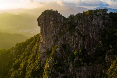 Aslan Rock dağ altında günbatımı