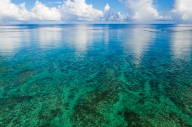 Güzel deniz ve gökyüzü Ishigaki Island üstten görünüm