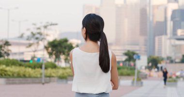 Geri dikiz uzakta arayan kadın