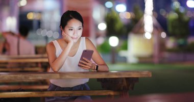 Cep telefonu kafede kullanan kadın