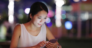 Cep telefonuyla kahve dükkanında geceleri kadın