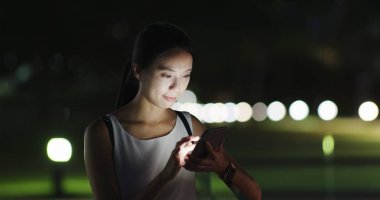 cep telefonuyla şehirde gece kadın