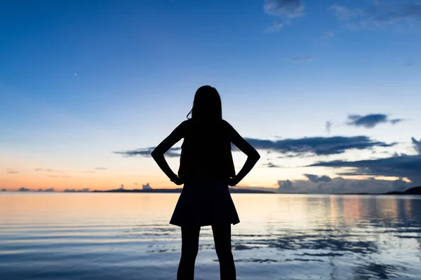Silhouette Einer Frau Die Sonnenuntergang Vor Dem Meer Steht — Stockfoto