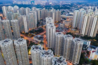 Tin Shui Wai, Hong Kong - 25 Ağustos, 2018: Hong Kong konut apartman binası gece