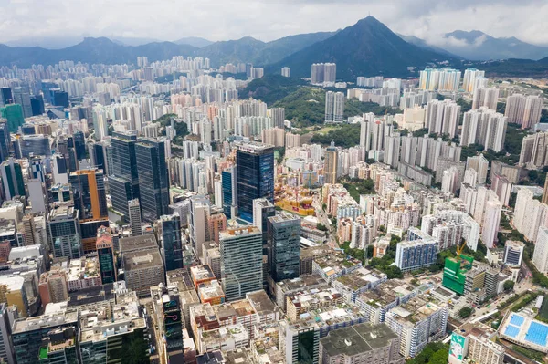 Kwun Tong, Hong Kong 04 Eylül 2018:-Hong Kong şehir üzerinde Drone fly