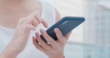 Kadın iş smartphone portre üzerinde