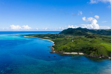 Ishigaki tropikal lagün adasının havadan görünümü