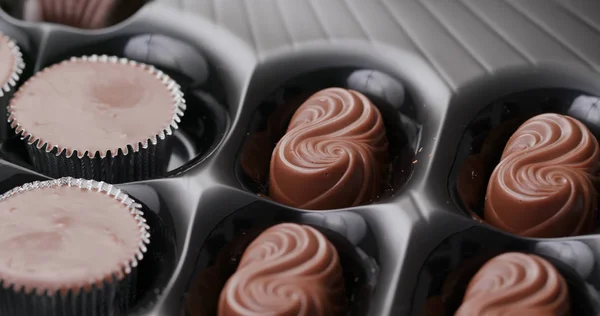 混合チョコレート トリュフ ボックスのクローズ アップ — ストック写真