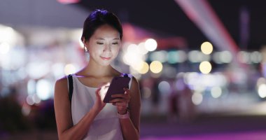 Cep telefonu açık kafede kullanan kadın