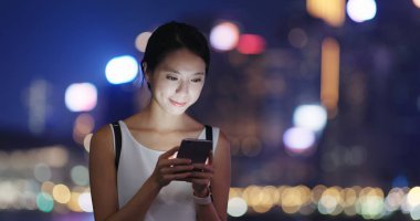 Kadın geceleri cep telefonundan sms göndermek