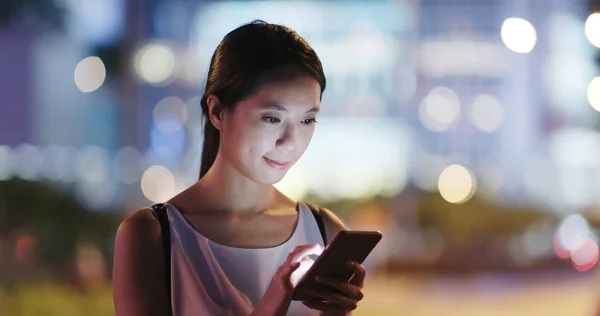 Mulher Usando Smartphone Cidade Noite — Fotografia de Stock