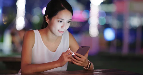 Mujer Enviar Sms Teléfono Celular Por Noche — Foto de Stock