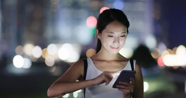 Mulher Olha Para Telefone Celular Cidade Noite — Fotografia de Stock