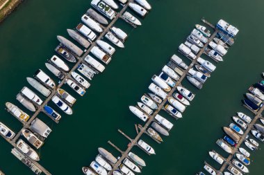 Tuen Mun, Hong Kong 27 Eylül 2018:-tayfun barınak yat tekne ile