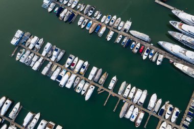 Tuen Mun, Hong Kong 27 Eylül 2018:-tayfun barınak gemiyle gezmek sandal ile