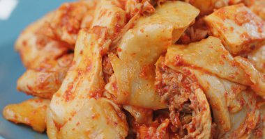 Plaka üzerinde baharatlı haşlanmış tavuk