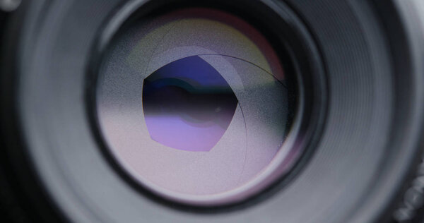 Регулировка диафрагмы объектива камеры
