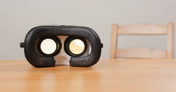 Virtual Reality Gerät Spielt Video Und Legt Auf Den Tisch — Stockfoto