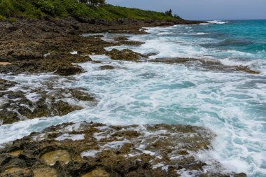 Gündüz deniz manzarası ve rock kumsalda 