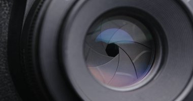 Kamera merceği açıklığı değiştiriliyor