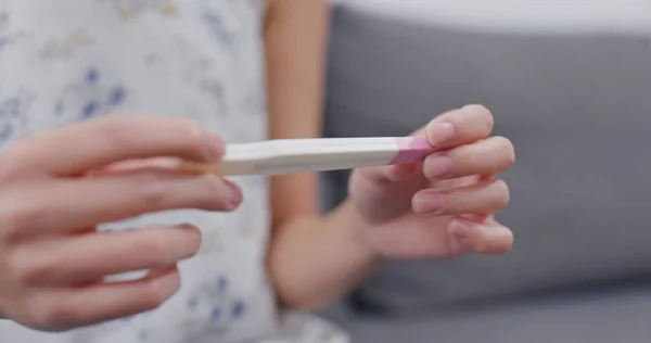 Frau Hält Schwangerschaftstest Der Hand — Stockfoto