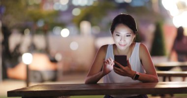 Kadın geceleri cep telefonundan sms göndermek