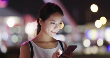 Şehirde cep telefonu kullanan kadın