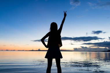 El kadar yükselterek kadın silüeti