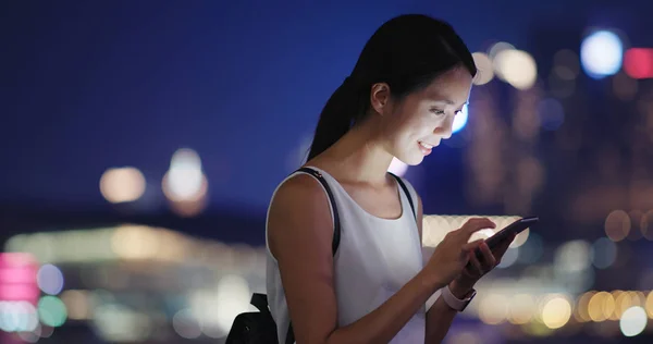 Frau Schickt Nachts Sms Aufs Handy — Stockfoto