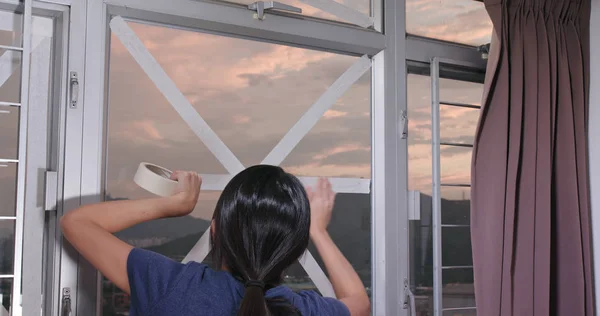 Женщина Приклеивает Ленту Окну Предотвратить Тайфун — стоковое фото