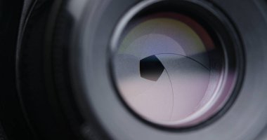 Kamera merceği açıklığı değiştiriliyor